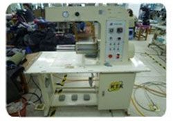 Automatic Sleeve-Setting Machine used in technical outerwear manufacturing
